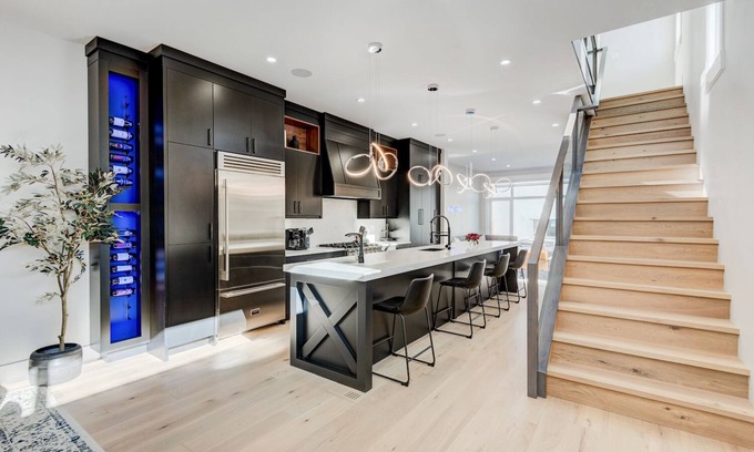 Shaganappi House | Detach, Luxury, Near Downtown w/Hot tub+ Garage