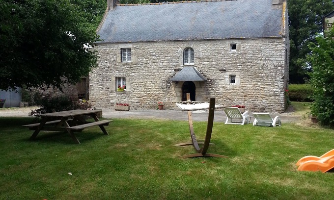 Malansac House | Detached 17th-century character gîte near a farmhouse