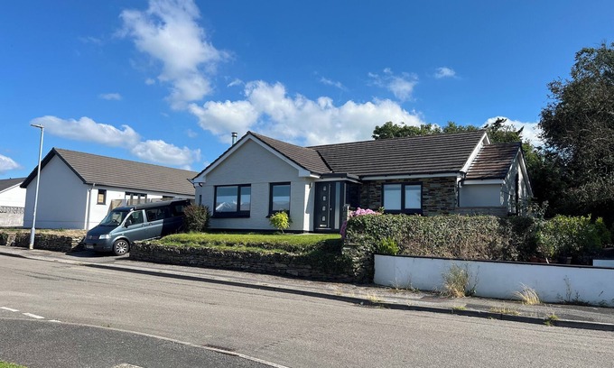 Treator House | Detached 3 bed 3 bath home 7 mins walk to Padstow Harbour- Pet Friendly Parking