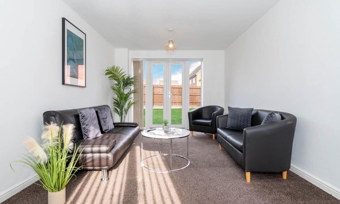 Smethwick House | Detached 3 Bed House - Garden - Parking & Fast WiFi
