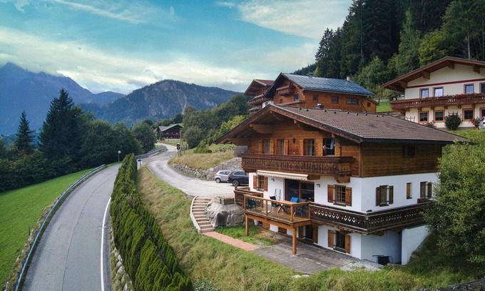 Wald im Pinzgau Ski Chalet | Detached chalet with terrace and views