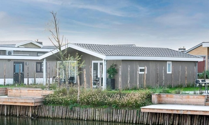 Linden House | Detached chalet on the water with two bedrooms