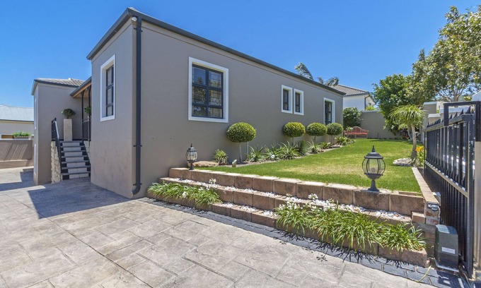 Helderberg Rural House | Detached family house with pool incl. private power supply (solar)