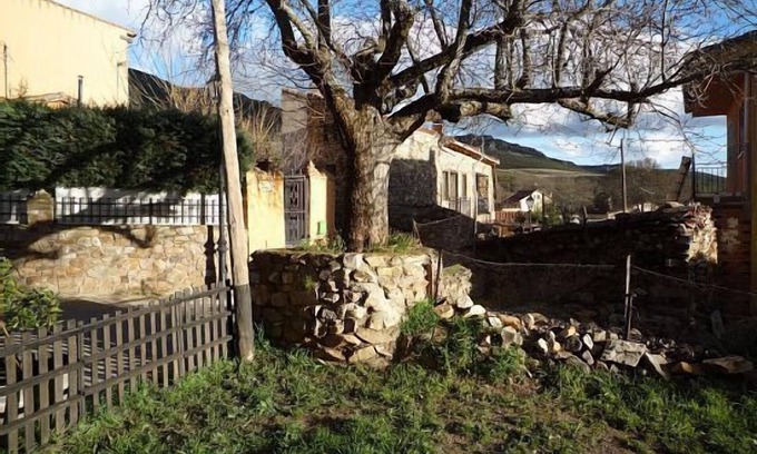 Berzosa del Lozoya Cottage | Detached house with garden