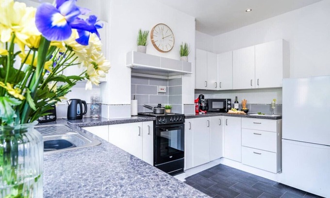 Wellingborough House | Detached House - Prime Location - w/Pool Table