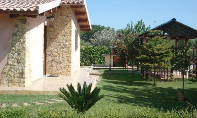 Alghero House | Detached house with barbecue, free wi-fi, green lawn, private parking