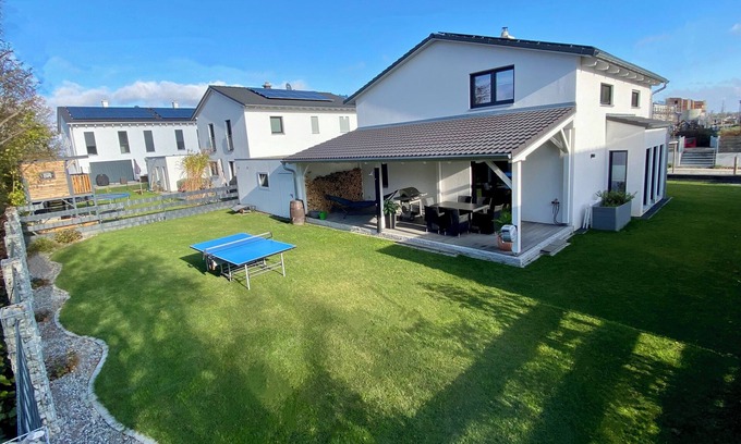 Dachau District House | Detached house with home theater