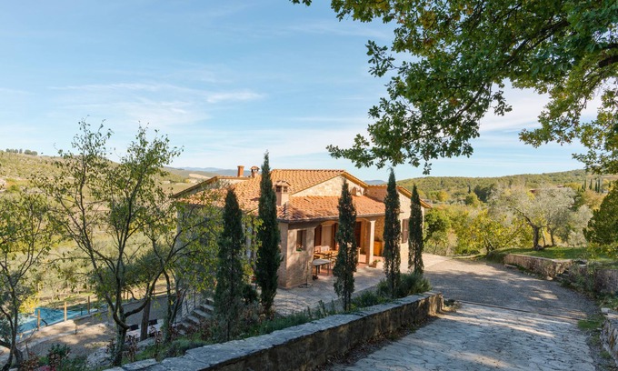 Castellina in Chianti Villa | Detached villa with swimming pool and pizza oven for groups up to fourteen people.