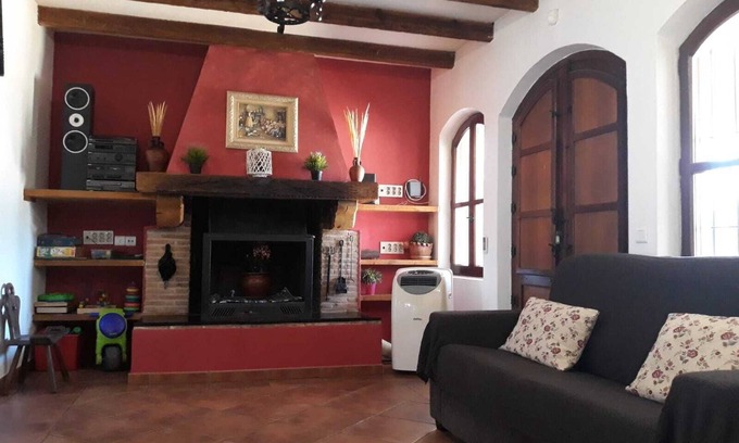 Argamasilla de Alba Ski Chalet | Detached villa with private pool and garden with outdoor games