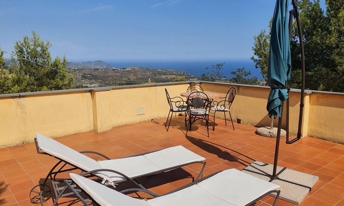 Cipressa House | Detached vacation house with garden and roof terrace with sea view in the middle