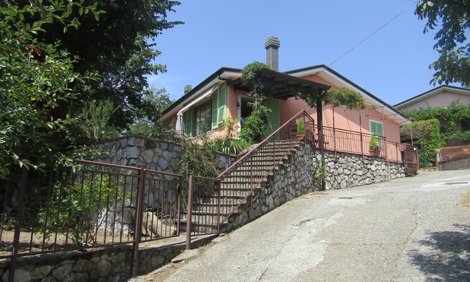 Fosdinovo House | Detached villa just outside the walls of Fosdinovo