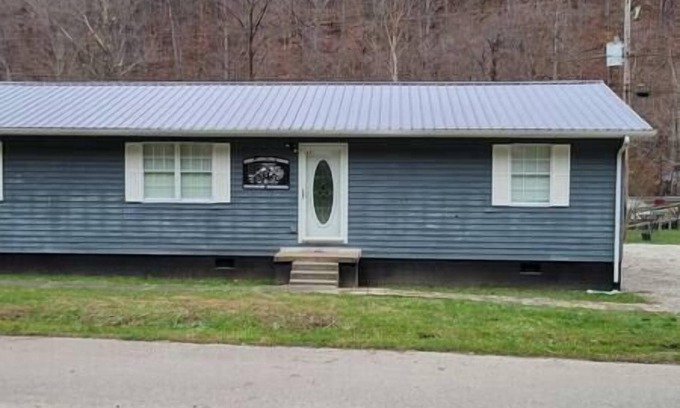 Newtown House | Devil Anse Mud Lodge