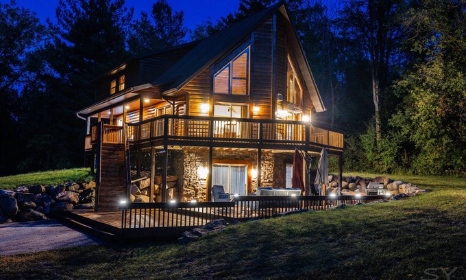 Baraboo Cabin | DEVILS LAKE ESCAPE -NEW OWNERS! SLEEPS 12 -8 BEDS WALK TO THE PARK