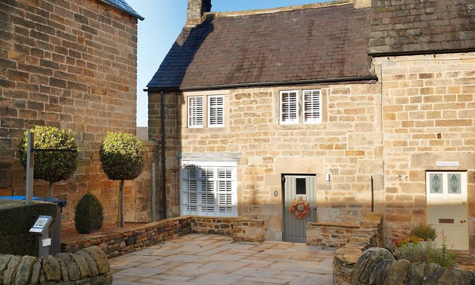 Beeley Apartment | Devonshire Cottage is a luxurious sandstone cottage on the Chatsworth Estate