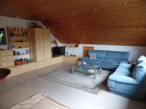 Steinwenden Apartment | DG Wohn-Schlafraum mit Bad