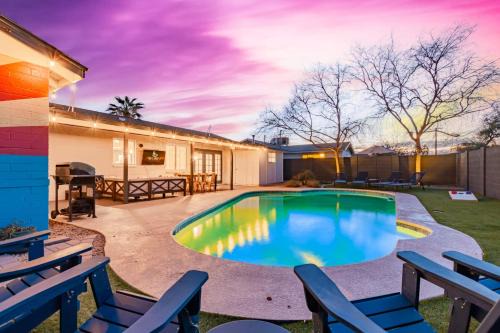 New Papago Parkway House | Diamond Family Retreat-Private Pool-Outdoor Living Room