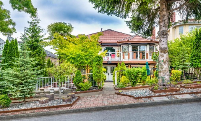 Knight Bed & Breakfast | Diana's Luxury Bed and Breakfast