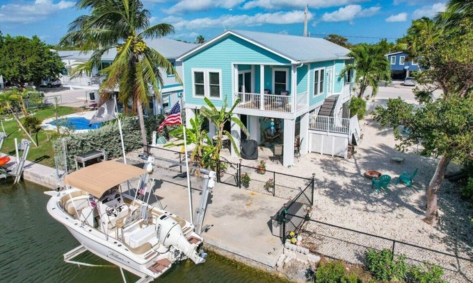 Cutthroat Harbor Estates House | Dickey's Dockside Retreat