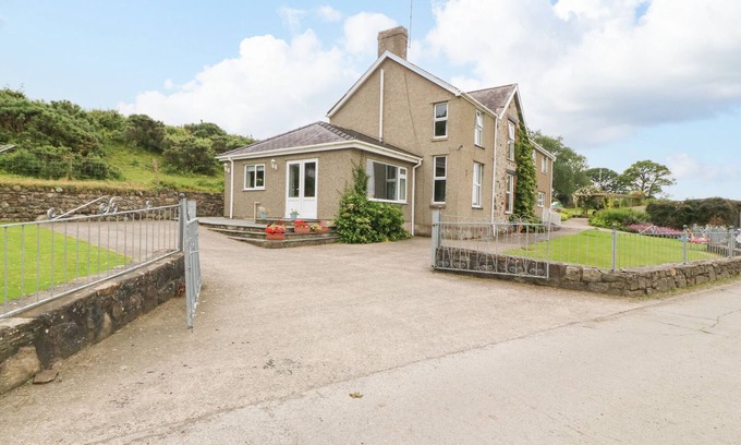 Dinas Cottage | DINAS FARMHOUSE ANNEX, family friendly, with a garden in Caernarfon