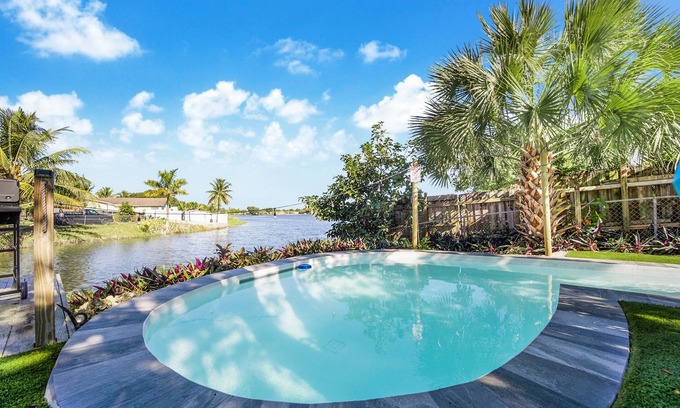 Miami Gardens House | Dior Gorgeous Waterfront Villa, Infinity Pool & Hot Tub, Poker & Cinema rooms