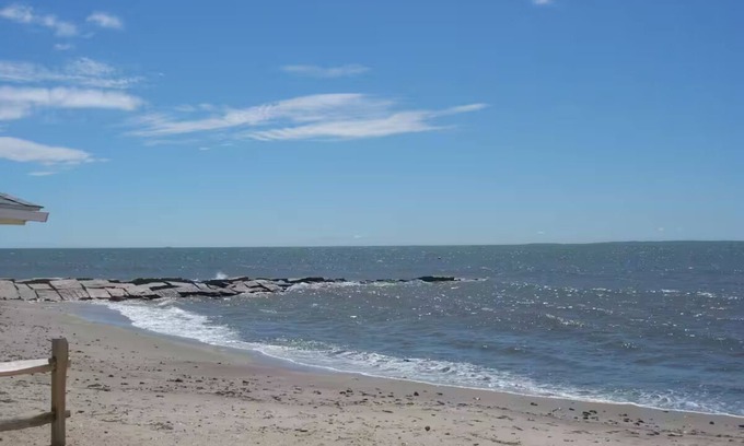 New England Cottage | Direct LI sound waterfront cottage, one level living in Hawks Nest Beach