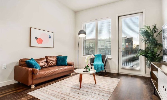 Richardson Apartment | Direct Trail Access! Parking, Pool, Gym 02
