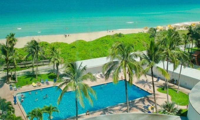 Mid Beach Condo | Directly on the Beach – Pool & Ocean View