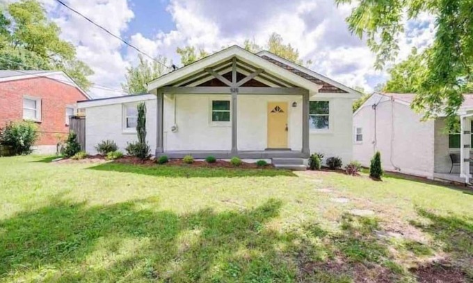Shelby Hills House | *DISCOUNT* City Views,1.5MI to Broadway, Sleeps 10