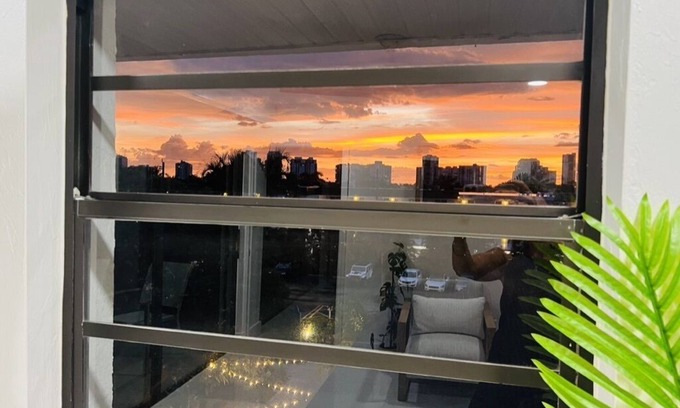 Park Shore Condo | Discount Naples Park Shore Resort Penthouse Hog Fish Harry’s