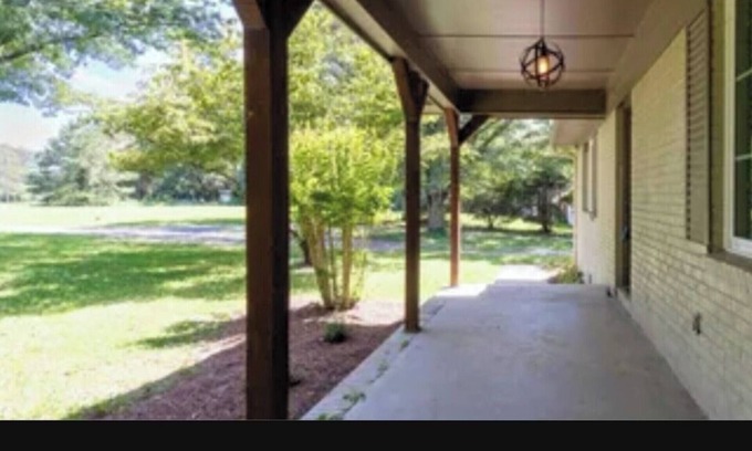 Albertville House | Discover Albertville charm, quick ride to Sand Mountain & Lake Guntersville !