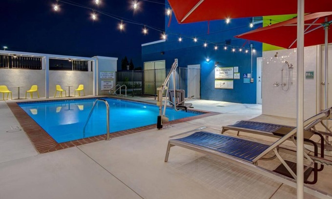 Garden Grove Hotel | Discover Comfort! 3 Family-friendly Units in Garden Grove! FREE Breakfast!