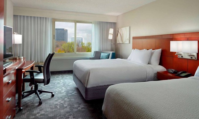 Home Park Hotel | Discover Georgia Aquarium! 2 Spacious Units, Seasonal Outdoor Pool, Pets Allowed