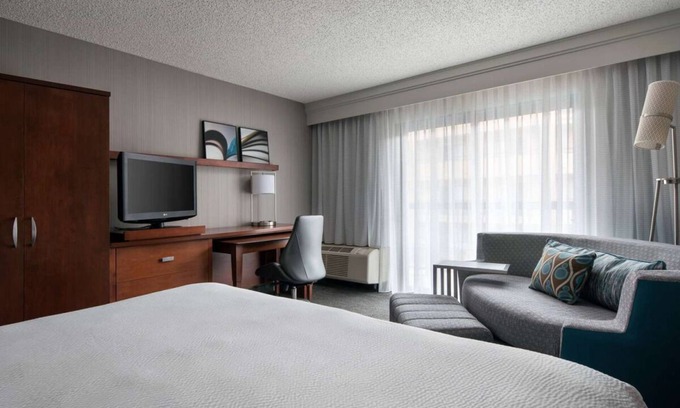 El Segundo Resort | Discover Los Angeles Beauty! Free Airport Shuttle, Seasonal Pool, Pets Allowed!
