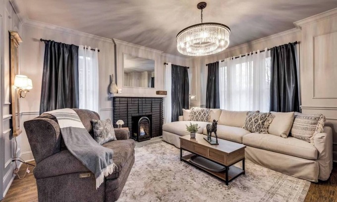 Old East Dallas Condo | Discover Munger’s historic charm in this luxury 3-bedroom, 3-bath condo for up to 7 guests. Each bedroom offers a private ensuite, luxury linens, and Sleep 8 Technology. Enjoy a chef’s kitchen with high-end appliances & spacious living areas.