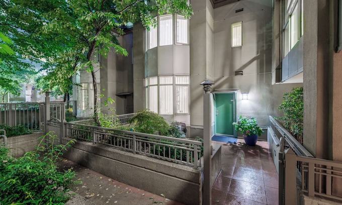 Central House | Discover the Lively Spirit of Coal Harbour in the Heart of Downtown Vancouver