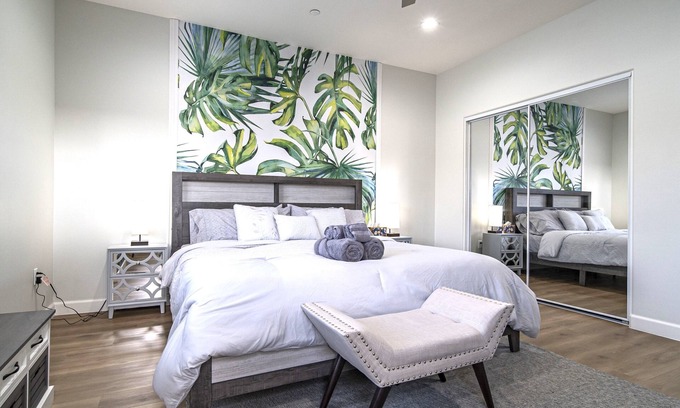 Midway City Condo | Disney Luxury 3 Bedroom - Comfortable 12 Guests + EV