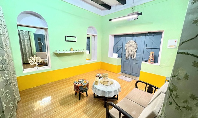 Mathura Apartment | Divine Stay- Exclusive 2BHK- SuperHost- Varanda