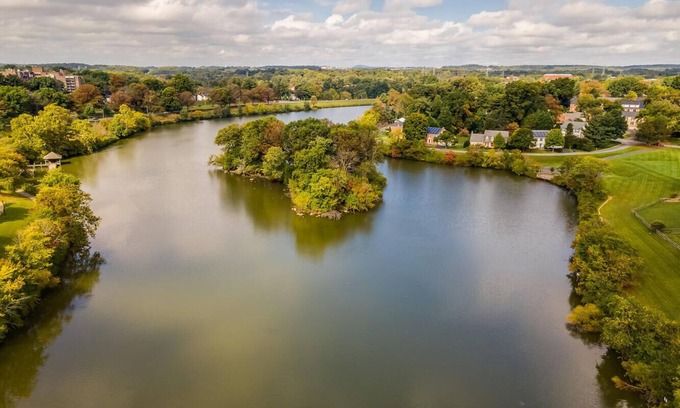 Gaithersburg House | DMV 6BR Luxury Lake House with Firepit, Game Room