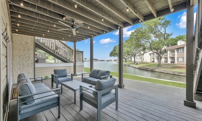 Walden on Lake Conroe House | Dock your boat/ Paddle Boards/Floats/King Bed