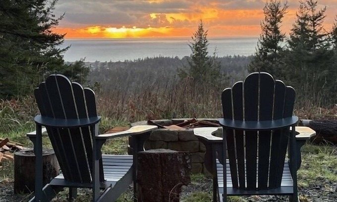 Port Orford Cabin | Dog-friendly cabin tucked Into the trees with WiFi, washer/dryer, & ocean views