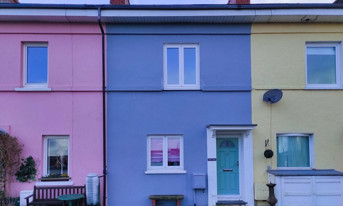 Neyland Cottage | Dog friendly Cottage perched on the hillside overlooking Neyland’s marina in Pembrokeshire.