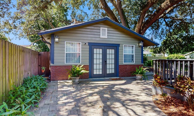 South Seminole Heights Cottage | Dog-friendly cottage near downtown Tampa & attractions with central AC & W/D