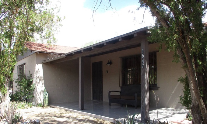North University Cottage | Dog-Friendly Cottage to yourself, fully fenced yard. No dog fee.
