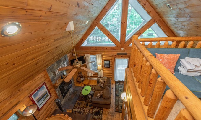 Thayerville Cabin | Dog Friendly Deep Creek Hideaway w/Fireplace