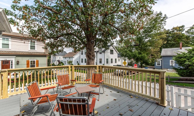 East Greenwich House | Dog Friendly Downtown East Greenwich Cottage