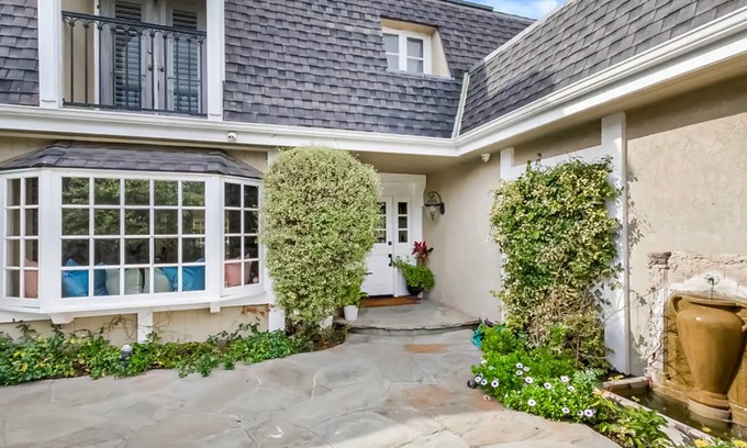 Mesa Verde House | Dog-friendly estate with pool, bikes, sports courts, gourmet kitchen, W/D, & AC