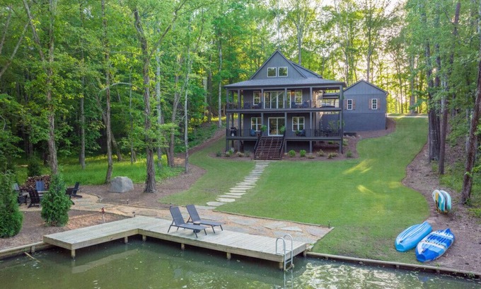 Lake Oconee Cabin | Dog Friendly, Game Room, Kayaks, Dock, SUP Boards