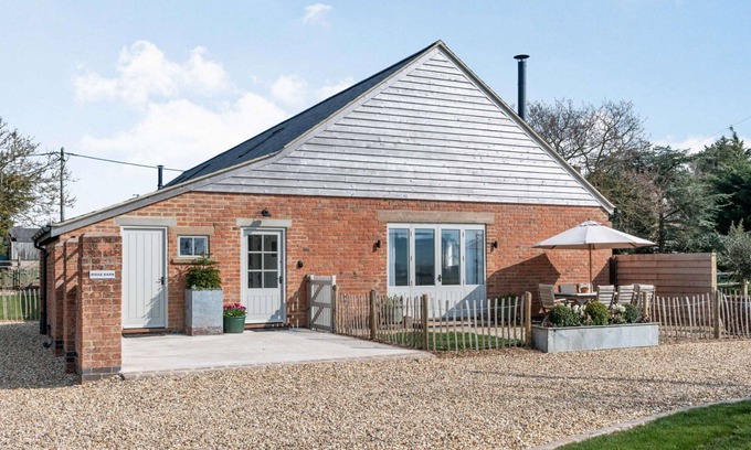 Shipston on Stour House | Dog friendly holiday home with superb garden and rural location - Ridge Barn