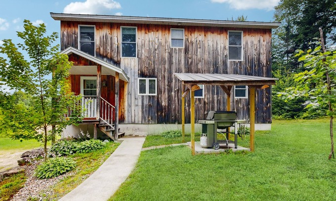 Jefferson House | Dog-friendly home with huge yard & fireplaces - near swimming hole, snowmobiling