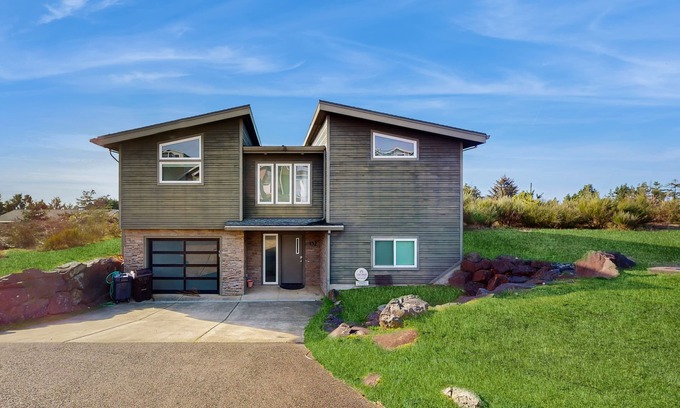 Oceanside House | Dog-friendly home with ping-pong, firepit, & ocean views